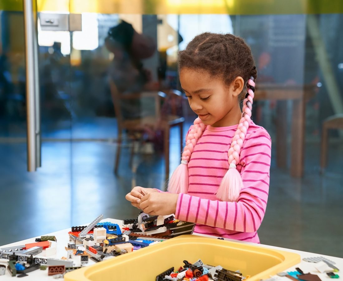 african-girl-using-building-kit