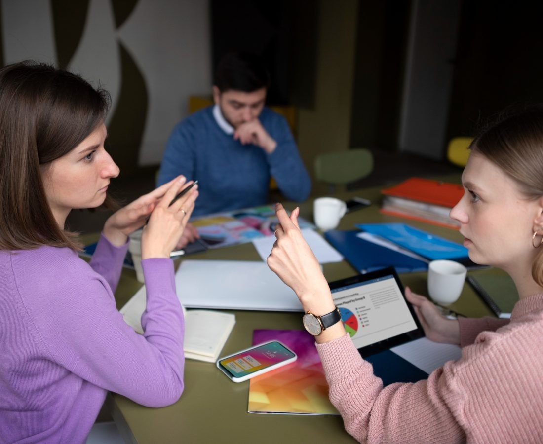 medium-shot-people-debating-office